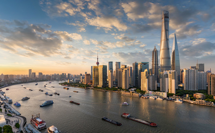 Blick auf die modernen Wolkenkratzer der Skyline von Shanghai bei Sonnenuntergang, China